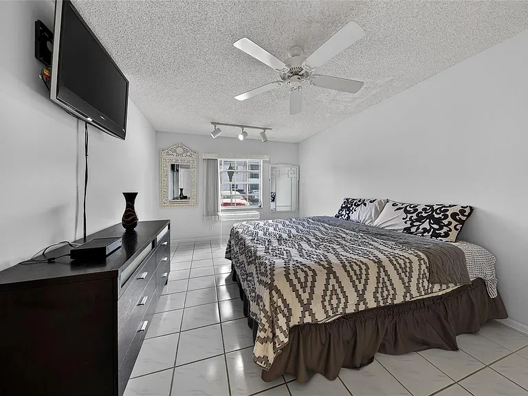 6253 Bay Club Dr #1 — Photo 26