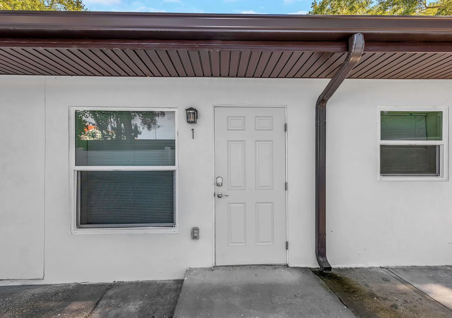 Charming 2 Bedroom, 2 Bathroom Dunedin Triplex Prime Location! Coming Soon — Photo 2