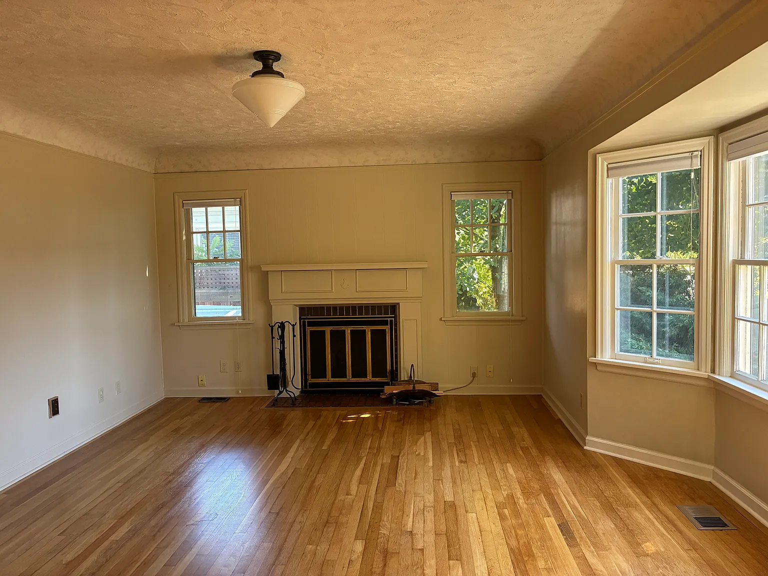 3 bed, 1300 sqft, $2,700 — Photo 2