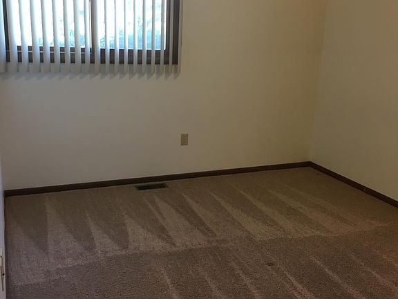 2 bedrooms - walk-in closet