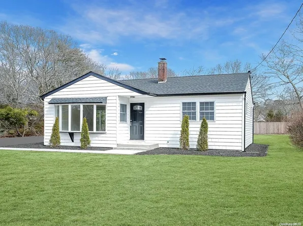 17 Huckleberry Lane, Hampton Bays, NY 11946