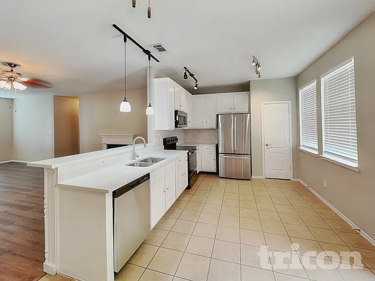 103 Hollow Tree Dr — Photo 4