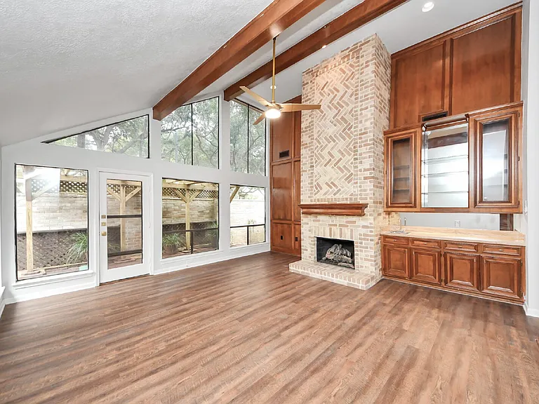 1023 Oyster Bay Dr — Photo 3