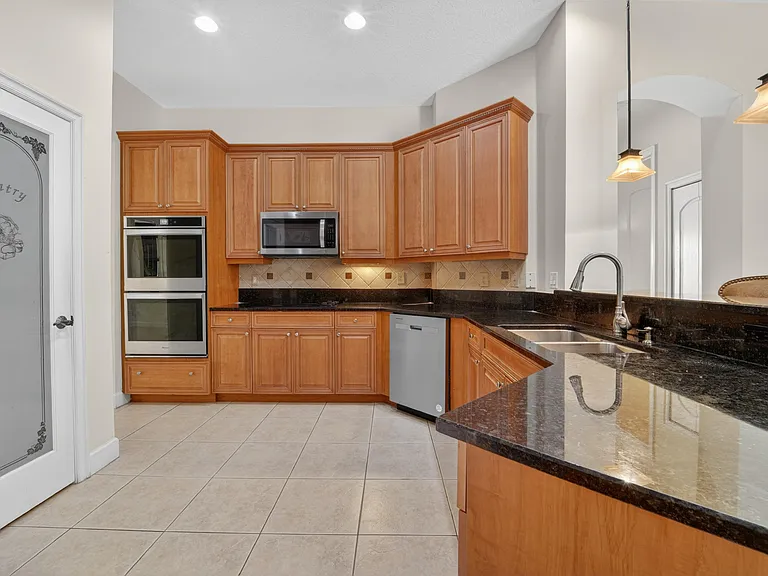 854 SW Saint Tropez Ct — Photo 11