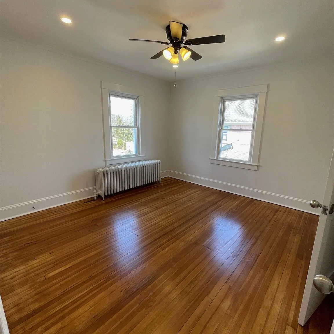 3 bed, 1.0 bath, 1450 sqft, $3,200 — Photo 2