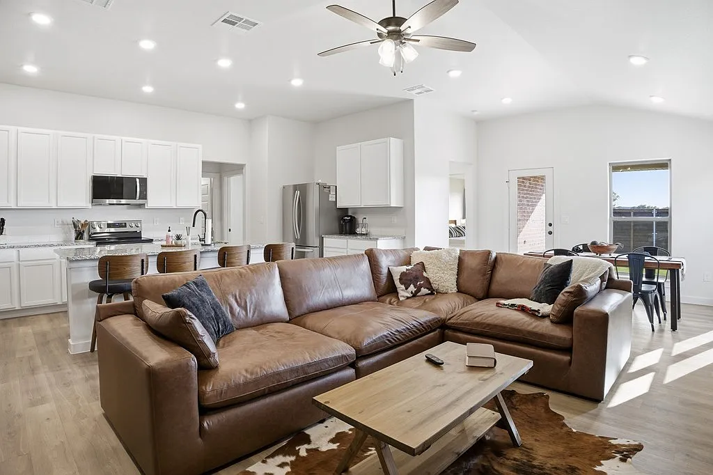 4 bed, 2.0 bath, 1700 sqft, $3,000 — Photo 3