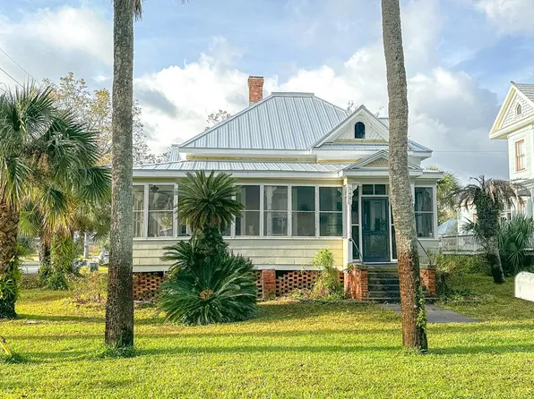 142 4th St, Apalachicola, FL 32320