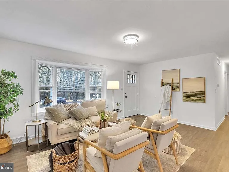 Edwards Dr — Photo 10
