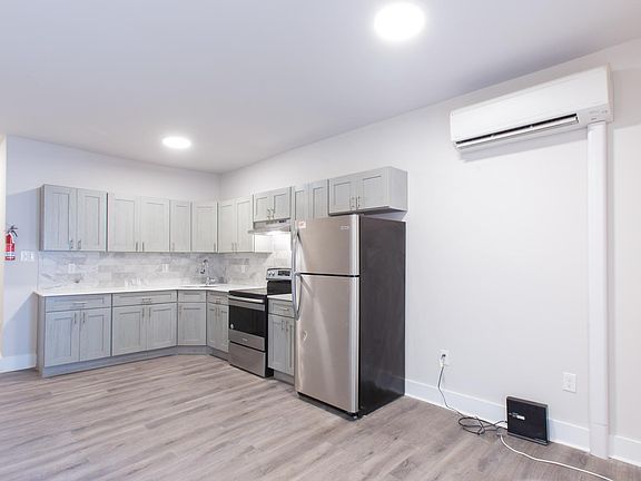 3rd image of 2208 W Oakdale St #20