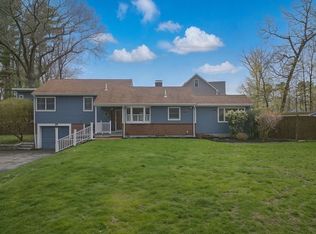 48 Pillings Pond Rd, Lynnfield, MA 01940