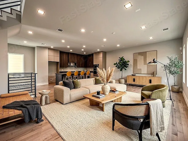1113 W 21st St — Photo 2