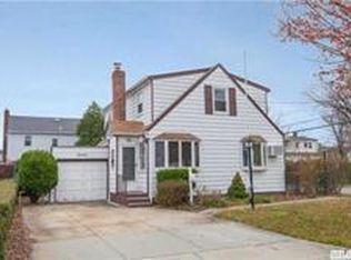 16 Schiller St, Hicksville, NY 11801