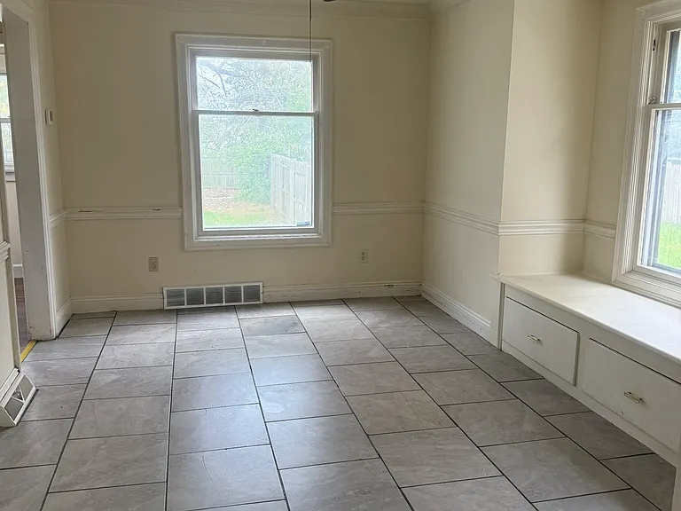126 Wesley Ave — Photo 3
