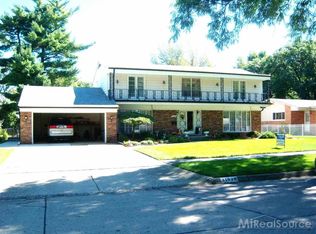 31948 Pinehill Dr, Warren, MI 48093