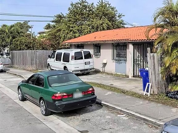 4th image of 960 SW 13th Ct