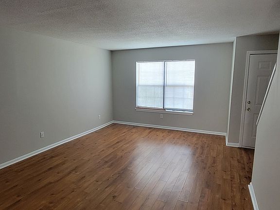 3rd image of 2421 Woodstock Ave