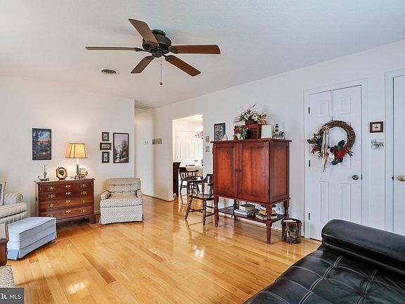 4th image of 144 Royal Ave