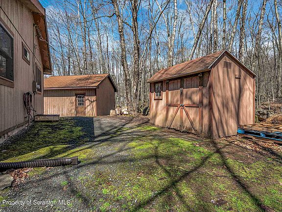 4th image of 18 Oak Ln