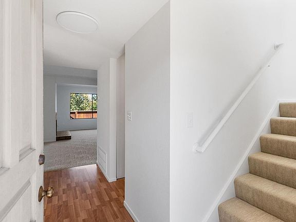 4th image of 121 Sylvia Way
