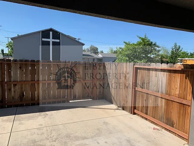 1041 S Hutchins St #3 — Photo 12