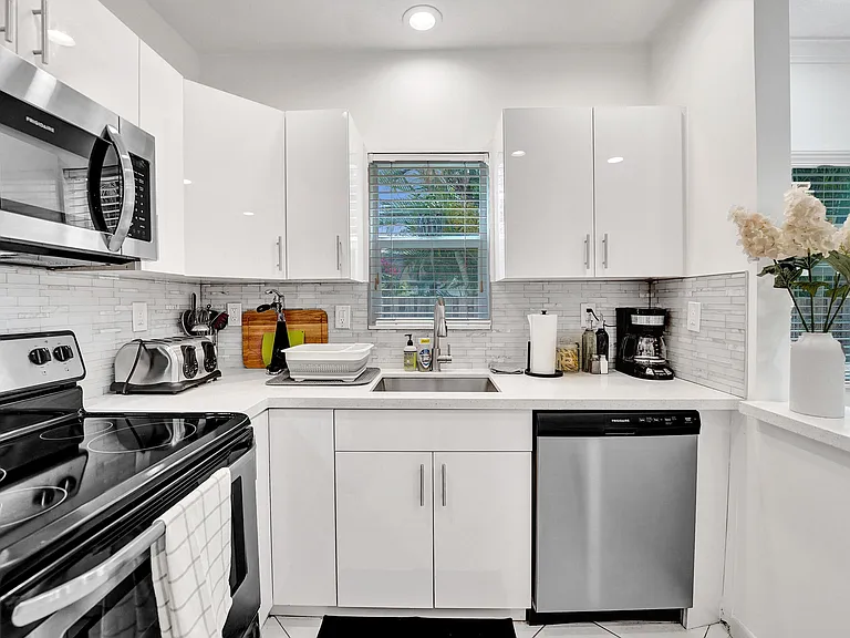 1450 N Riverside Dr #103 — Photo 19