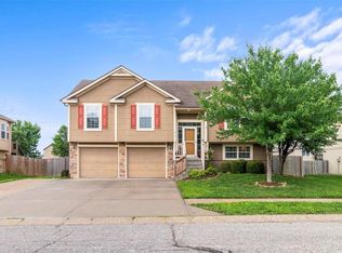 610 NW Green Dr, Grain Valley, MO 64029