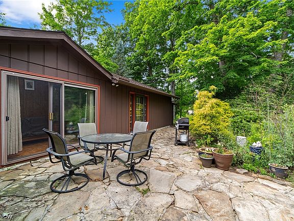 3rd image of 5911 Woodland Dr