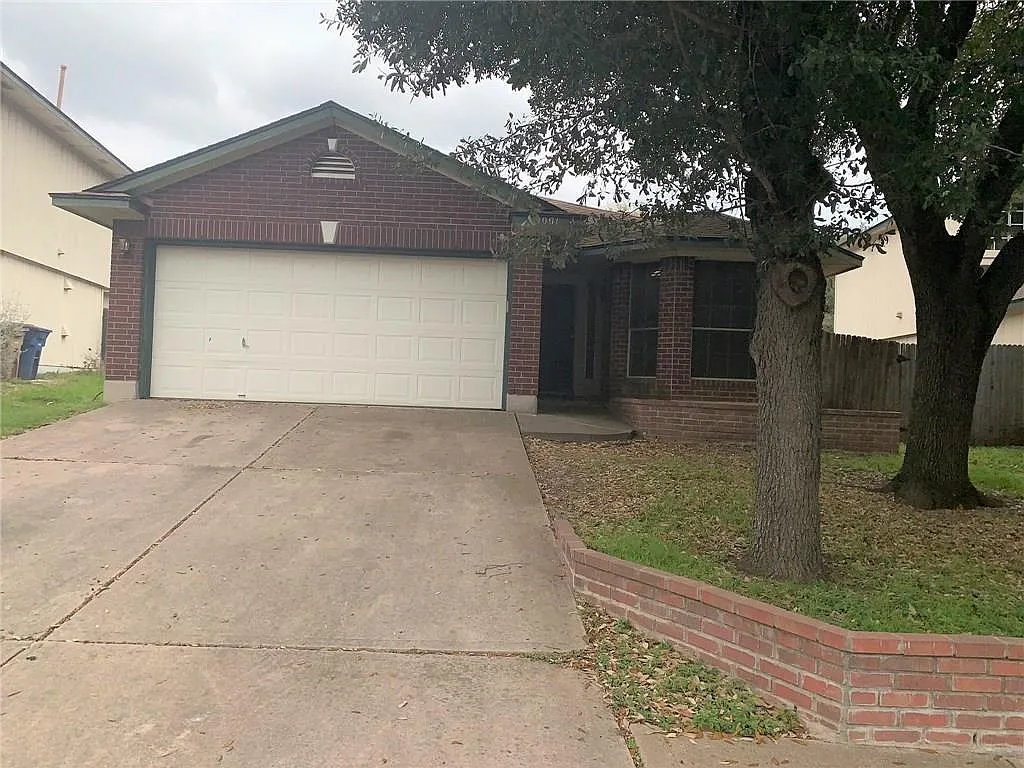 3 bed, 2.0 bath, 1299 sqft, $2,400 — Photo 1