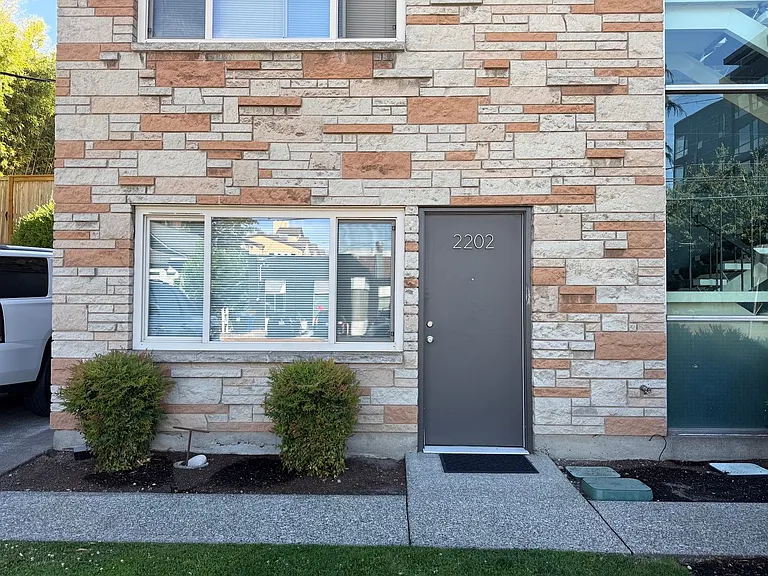 Boston Manor Apartments — Photo 9