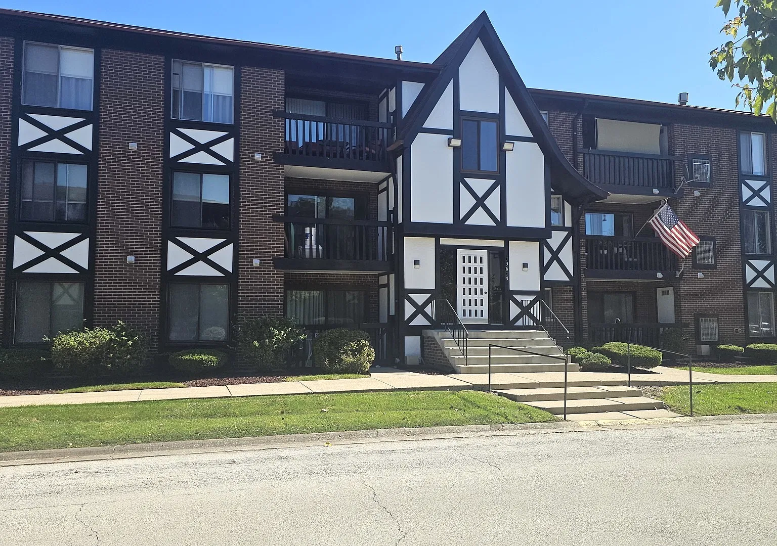 2 bed, 1100 sqft, $1,900 — Photo 1