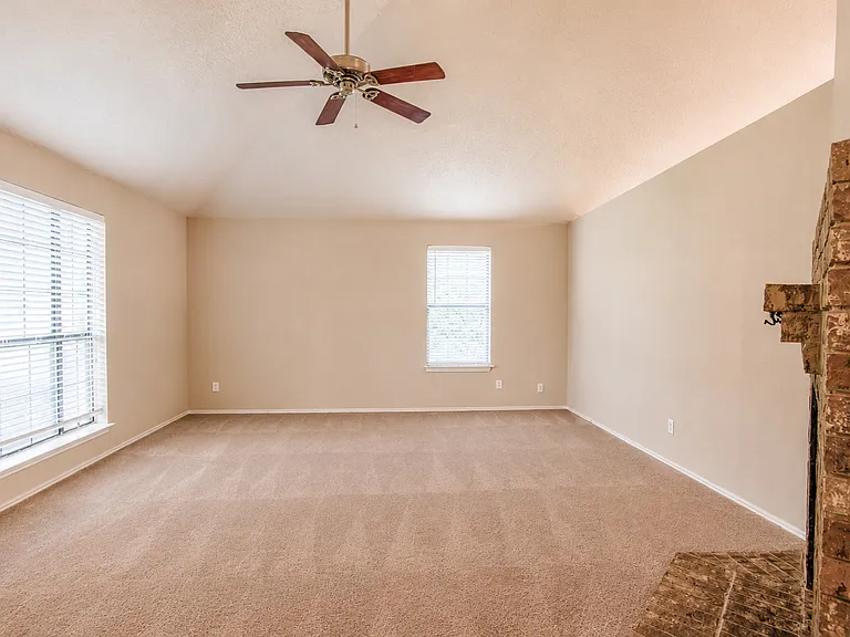 1410 Flameleaf Dr — Photo 9
