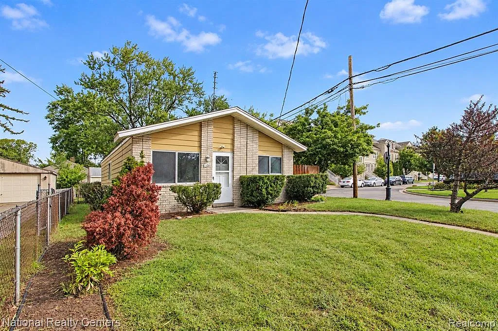 3 bed, 1.0 bath, 900 sqft, $1,600 — Photo 2