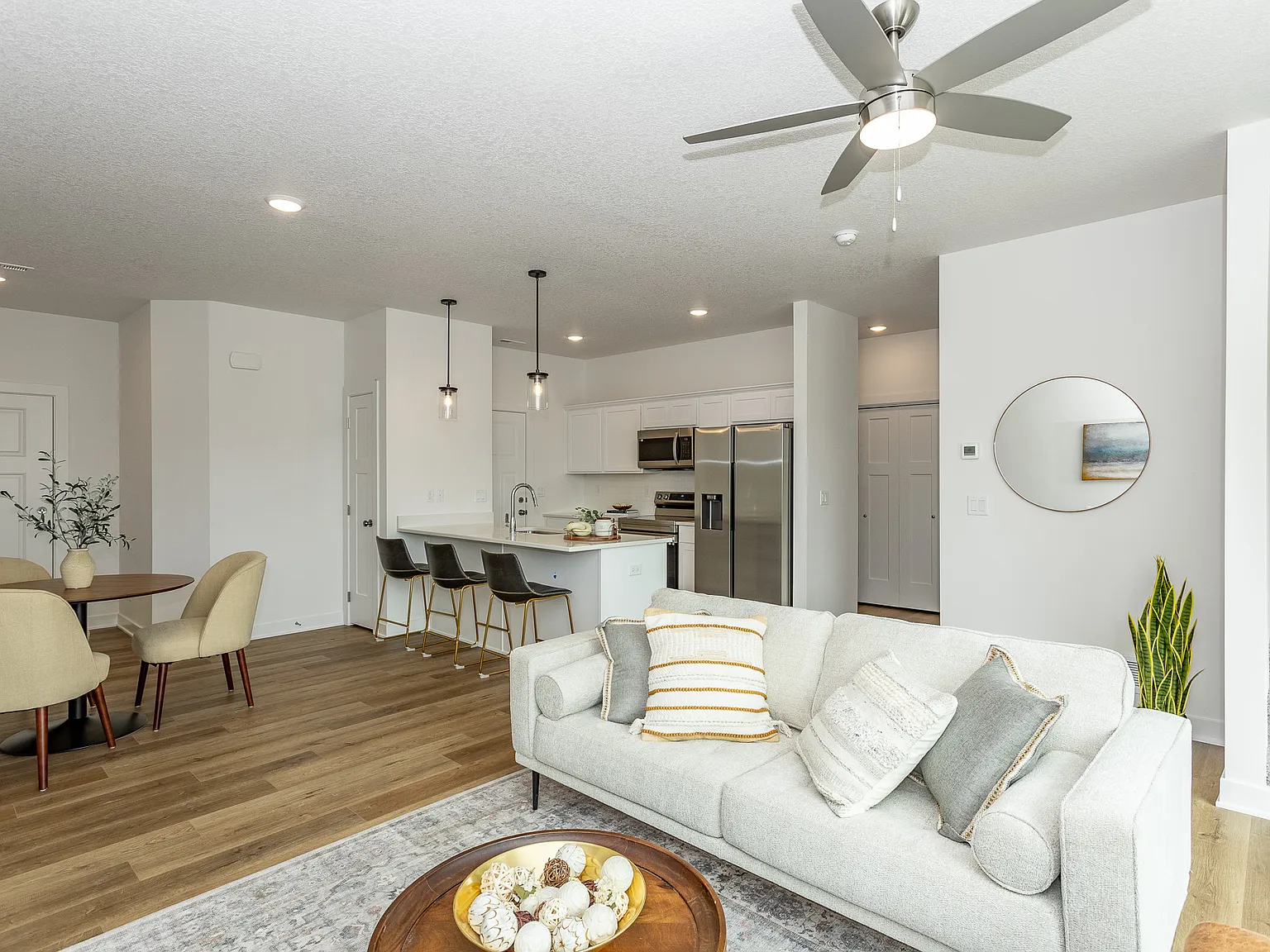 3 bed, 1465 sqft, $1,965 — Photo 4