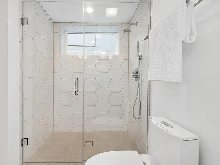 1111 Erie St #4 — Photo 9