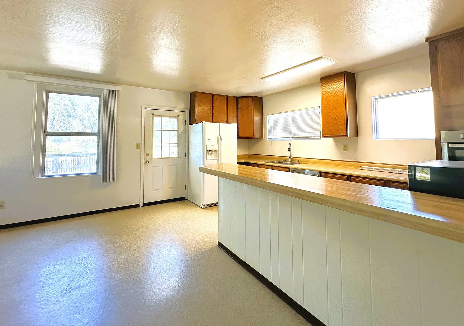Country Home w/Garage/Workshop & Optional Animal Pasture — Photo 4