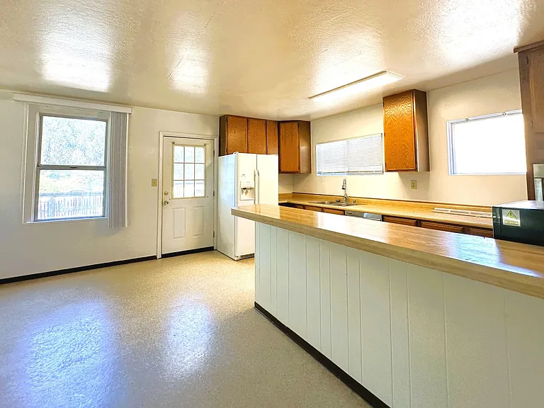 402 Ormsby Ln — Photo 3