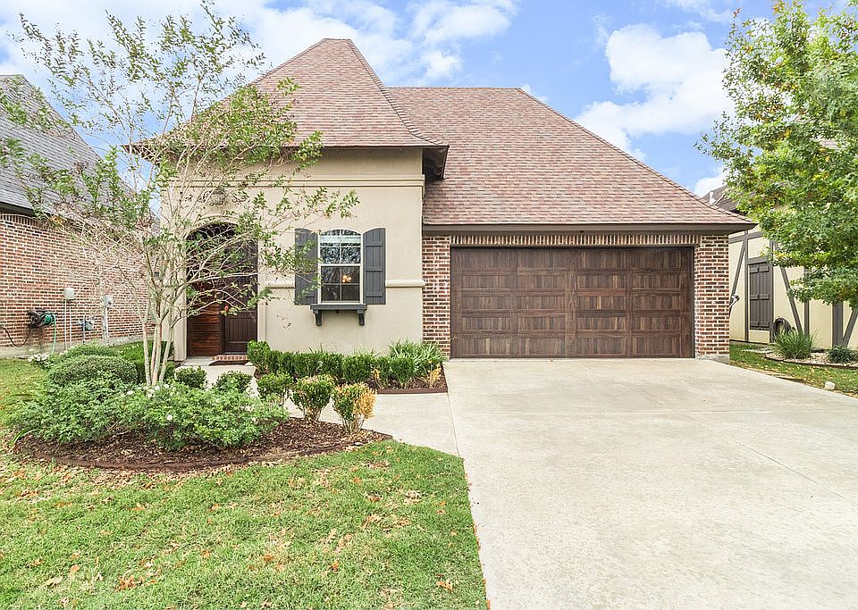 1st image of 207 Golden Cypress Dr