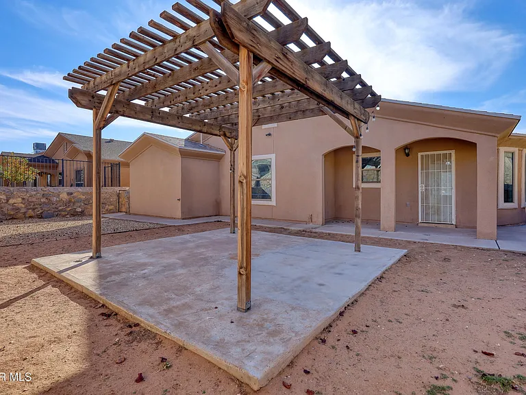 14325 Woods Point Ave — Photo 35