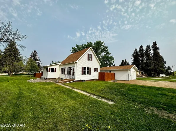 310 W 7th St, Larimore, ND 58251