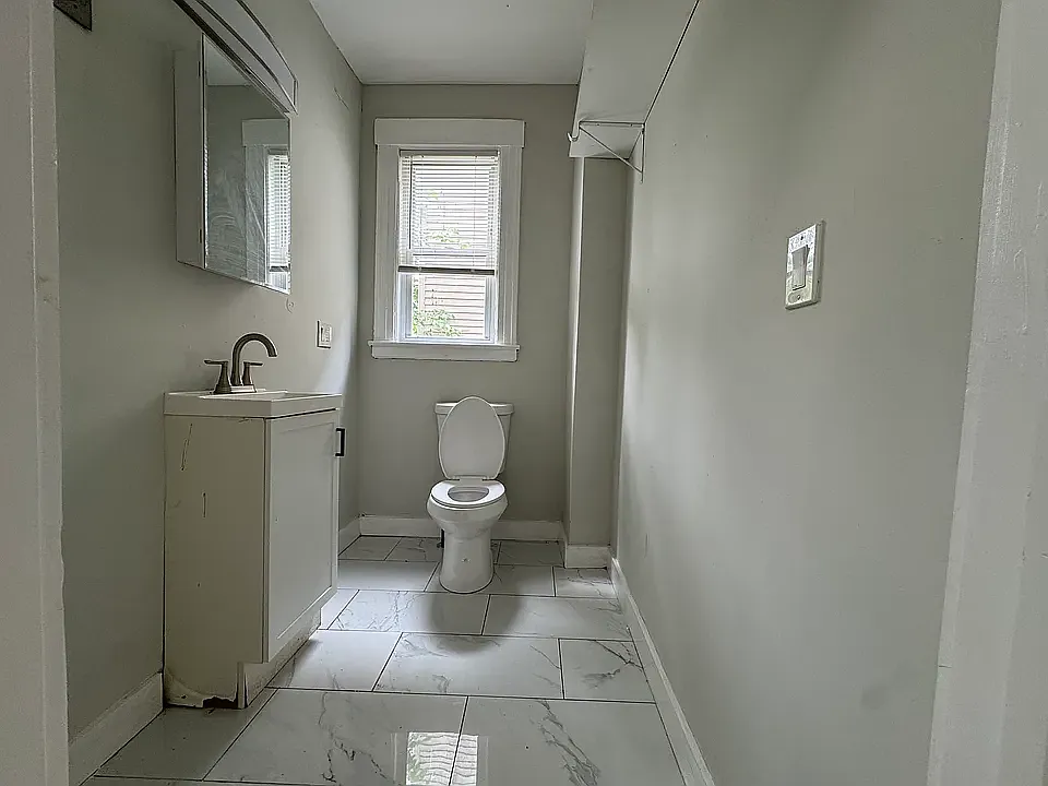 3 bed, 1.5 bath, 1134 sqft, $2,050 — Photo 3