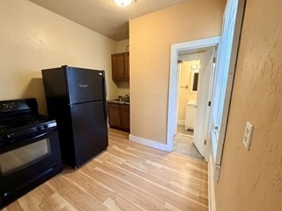 5th image of 817 Christiana St