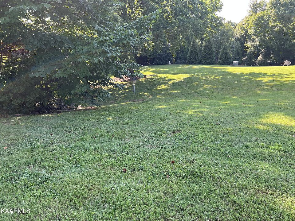 2nd image of 370 Parkwood Cir