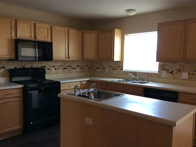 401 Blake Ave — Photo 11