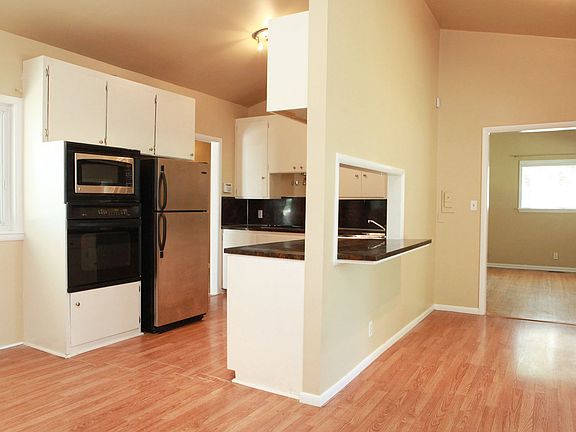 Open concept floor plan w/room for bar seating and/or dining table