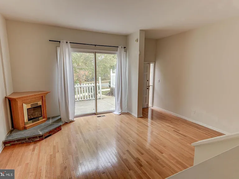 107 Montrose Ave — Photo 6