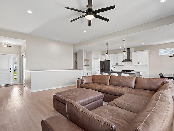 3rd image of 2807 Maple Grove Dr