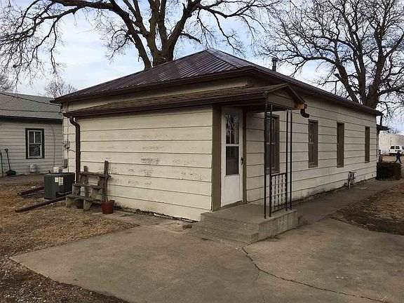 2nd image of 209 Linn St