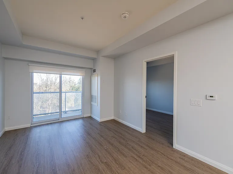 528 Lancaster St W — Photo 9