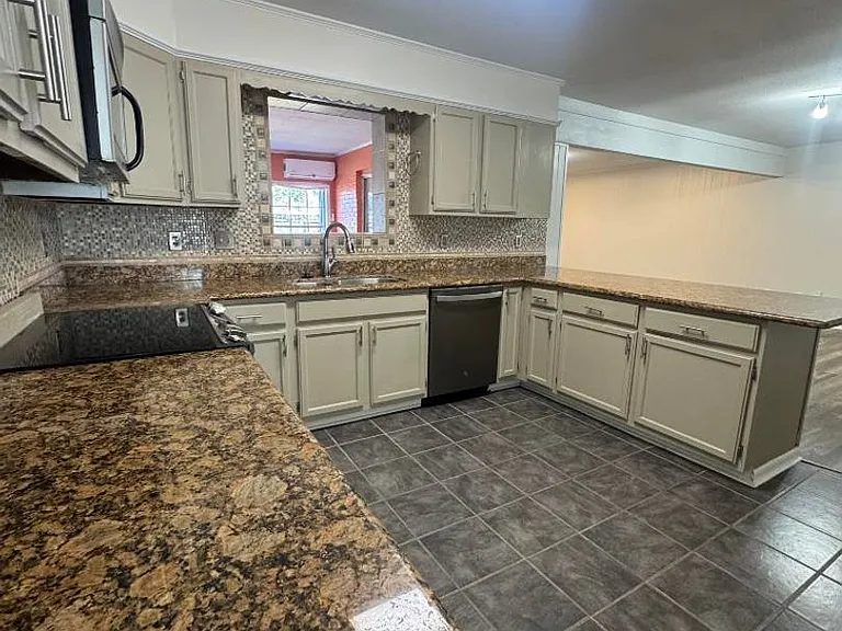 1315 Sussex Dr — Photo 9