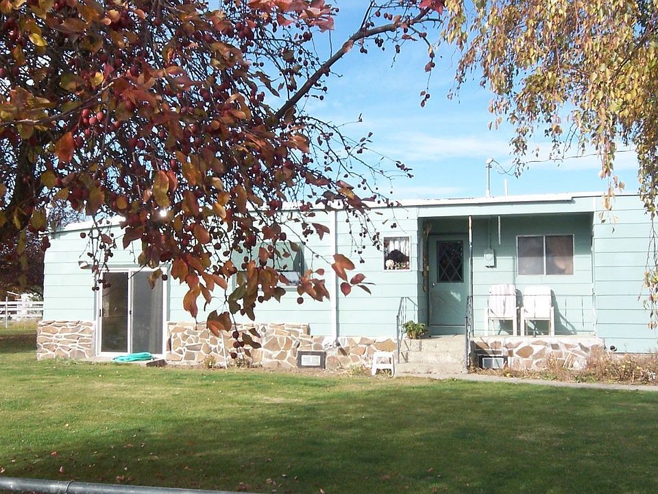 Front-Surrounded by mature landscaping